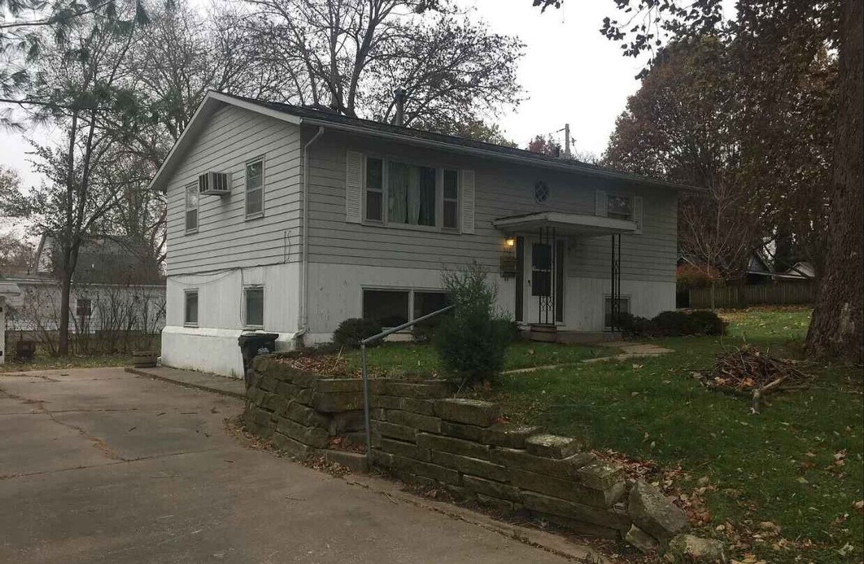 822826 3rd Ave Unit 822 3rd Avenue, Iowa City, IA 52245 Room for