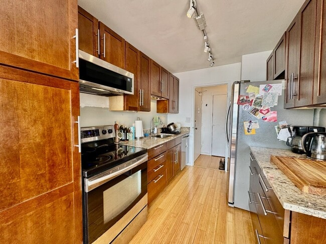 Building Photo - Bright, Spacious 2BR/2BA in Edgewater Beach!