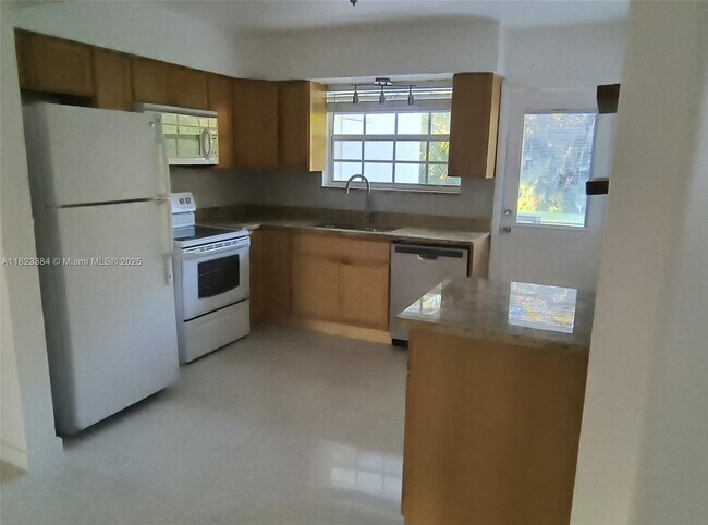 Building Photo - 4900 SW 28th Terrace
