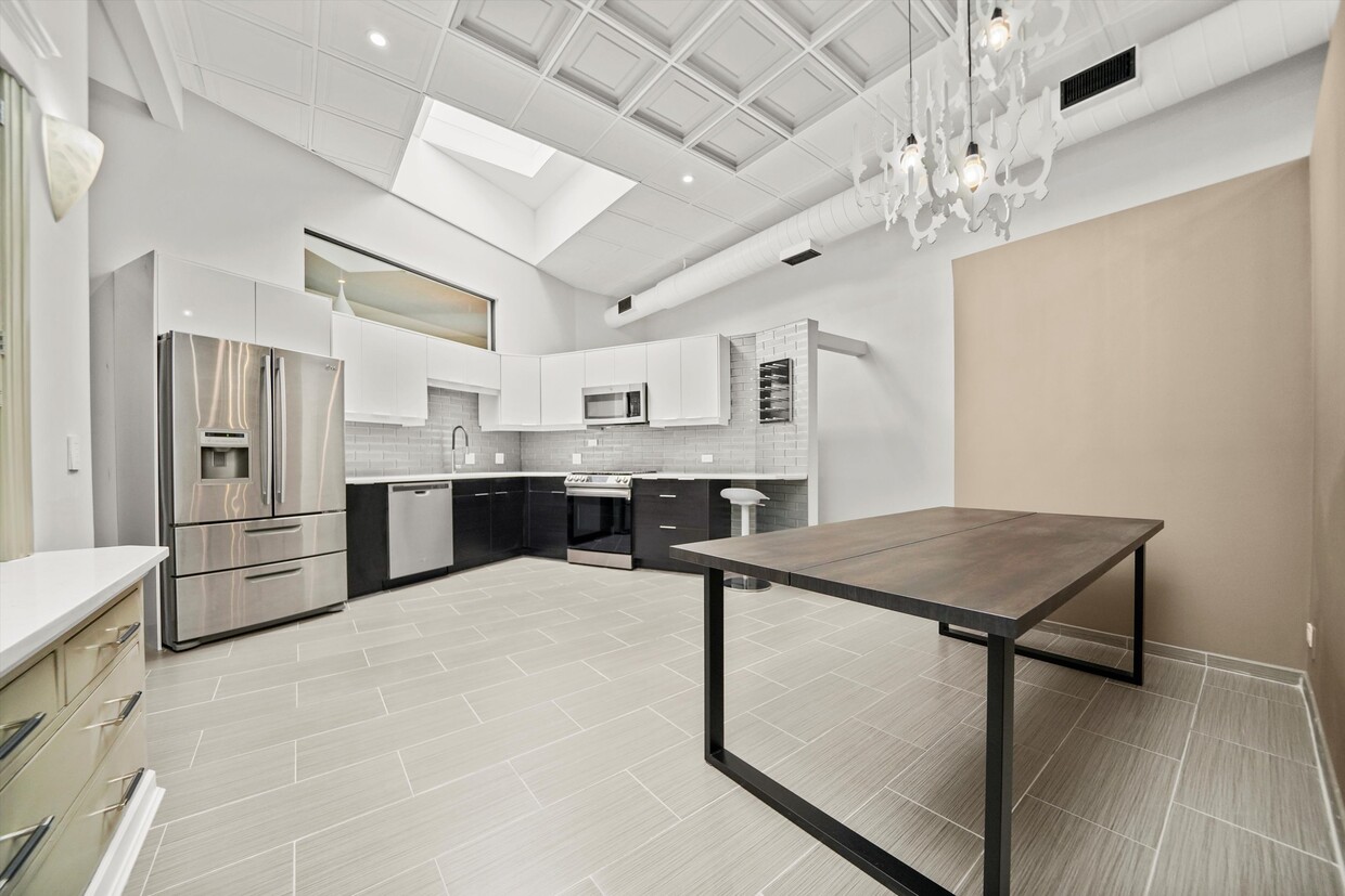 Foto principal - 300 N Ogden Ave