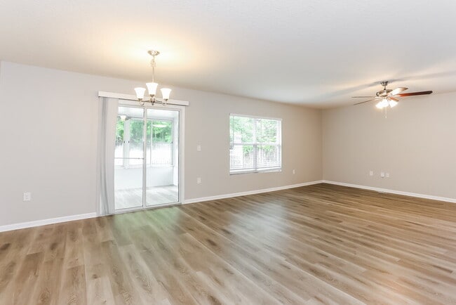 Foto del edificio - 3703 Summit Oaks Dr