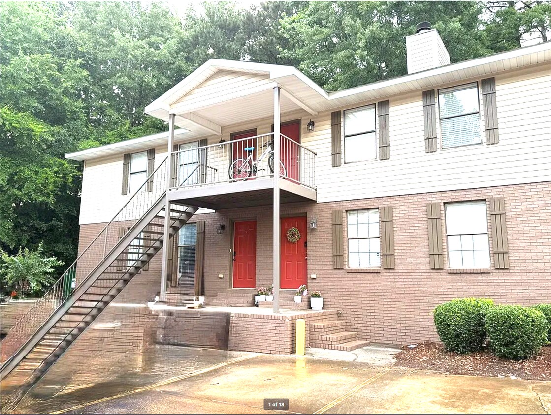 Foto principal - 449 N Donahue Dr