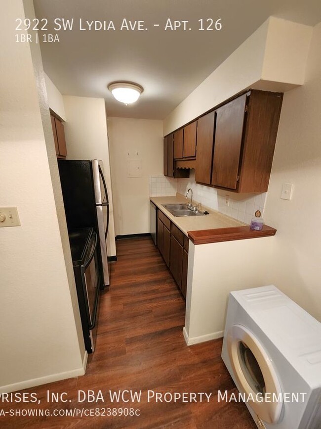 Building Photo - Huntington Condominiums, ground level, imm...