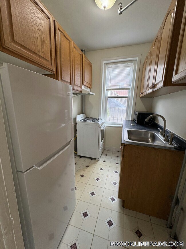 Building Photo - 352 Riverway