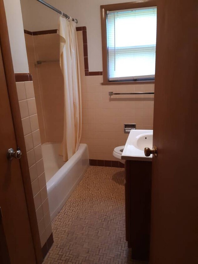 Bathroom - 213 N Midvale Blvd