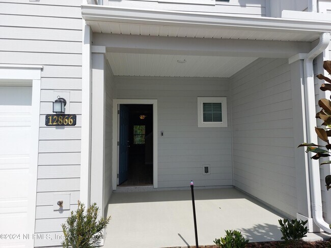 Building Photo - 12866 Josslyn Ln