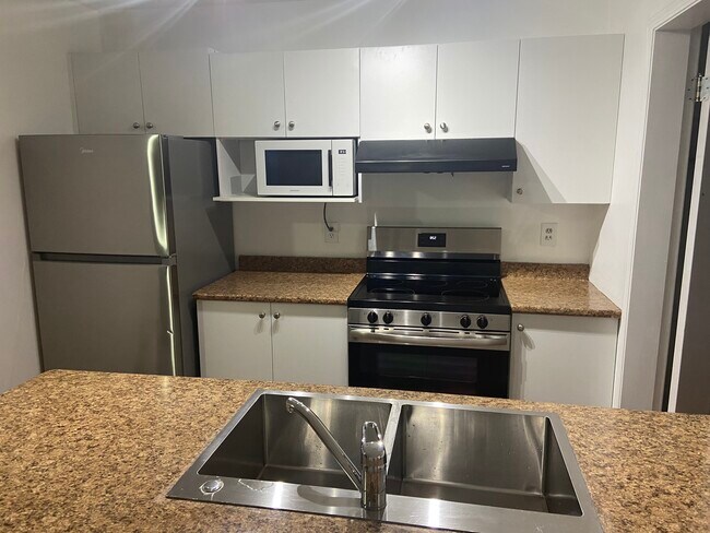 Photo du bâtiment - 304-1750 Mckenzie Rd