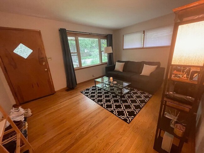 Building Photo - 2 Bedroom Duplex on Great Corner Lot in Urbana!