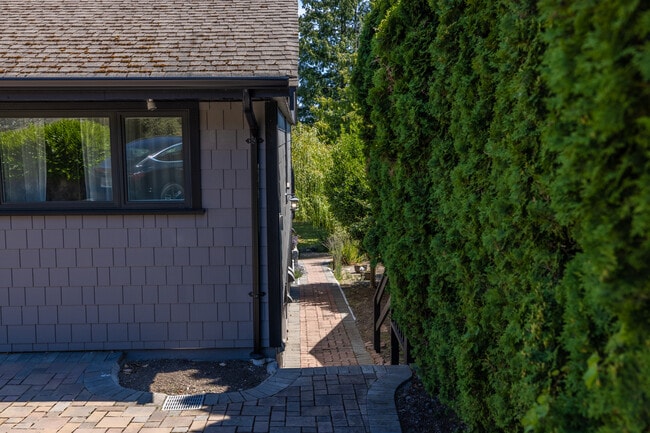 Building Photo - 3763 Cadboro Bay Rd