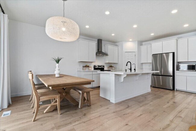 Building Photo - Gorgeous 5 Bedroom Home in Saratoga Springs!