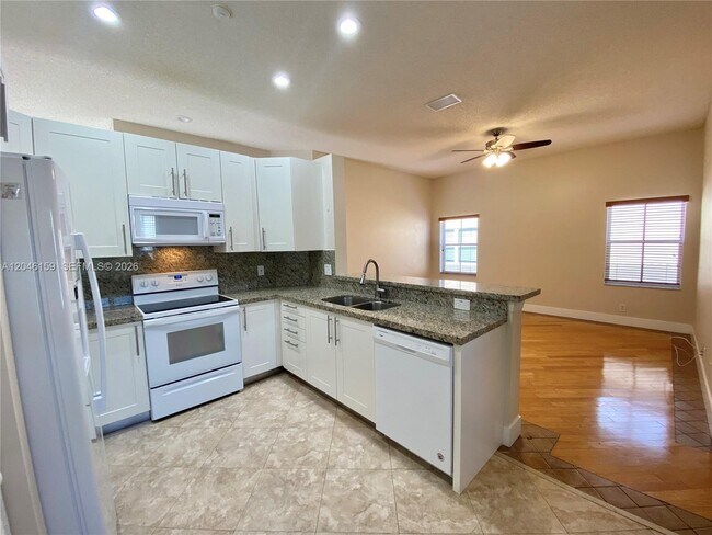 Foto del edificio - 837 Tanglewood Cir