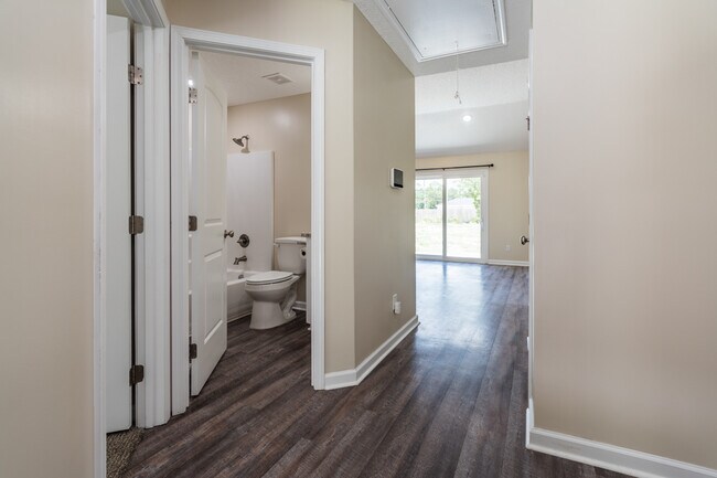 Foto del edificio - 346 Whispering Pines Rd