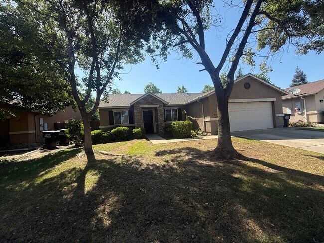 Foto del edificio - 3-bedrooms and two bathrooms home located in Visalia, CA