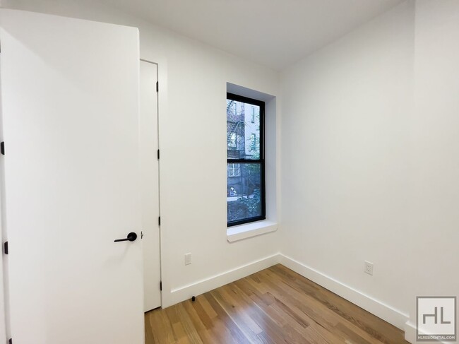 Building Photo - South Williamsburg / Spacious 4-Bed 2.5 Ba...