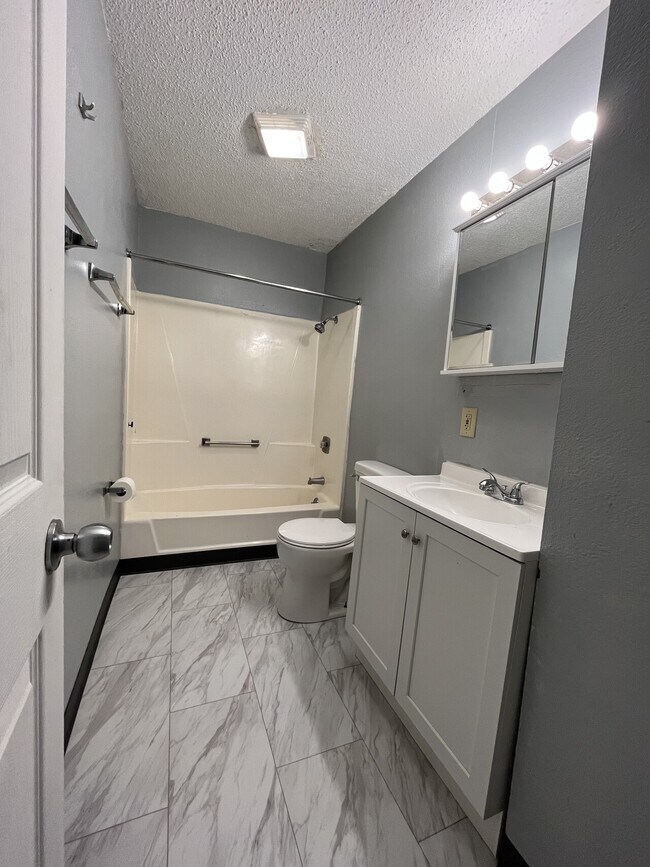 Building Photo - 619 Walnut Ave.