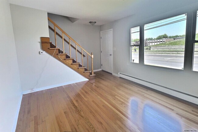 Foto del edificio - 318 Sand Creek Rd