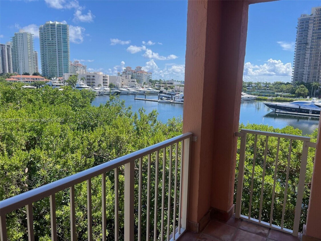 Foto principal - 19701 E Country Club Dr