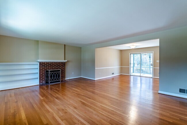 Foto del edificio - Gorgeous 4 Bed 3 Bath Brick Home In Serene Hollindale