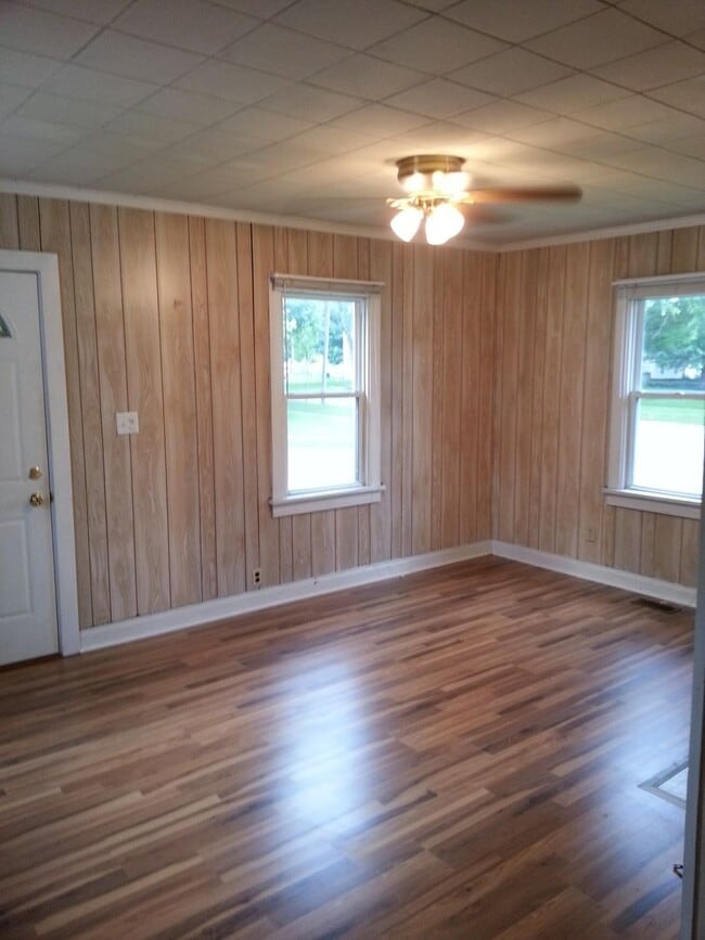 Building Photo - 2 bedroom, 1 bath single-family home near Towncrest