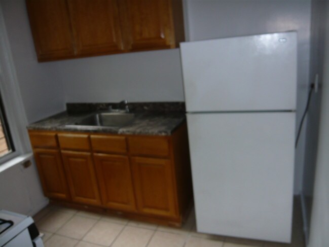 Building Photo - 2086 Bronx Park E