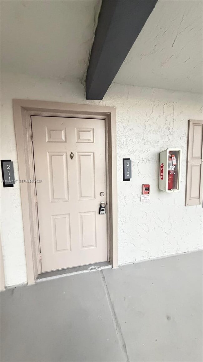 Building Photo - 711 Forest Club Dr