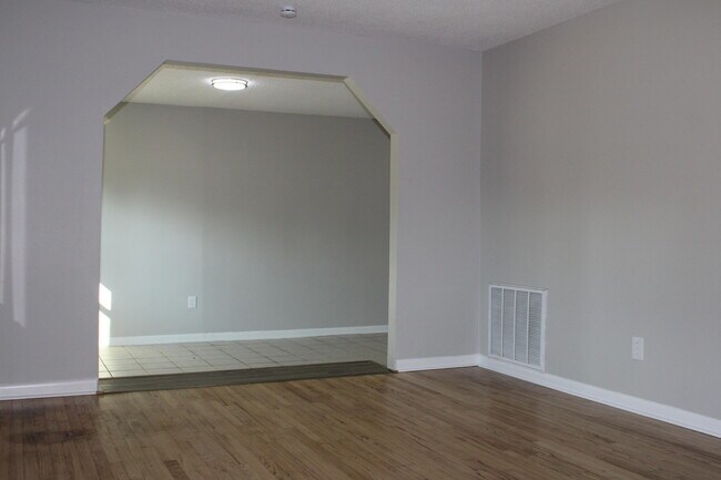 Foto del edificio - 3332 Hillis Rd