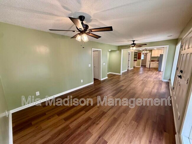 Building Photo - 2233 E Derenne Ave