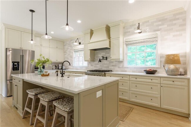 Building Photo - 3590 Cloudland Dr NW