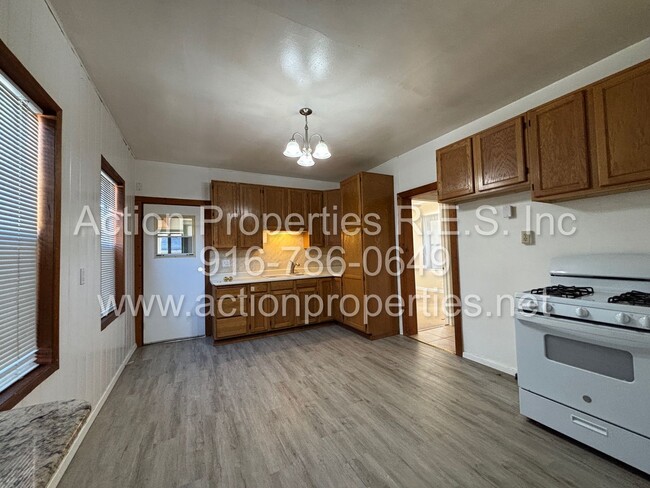 Building Photo - Central Roseville- 2 Bed, 1 Bath with Sepa...