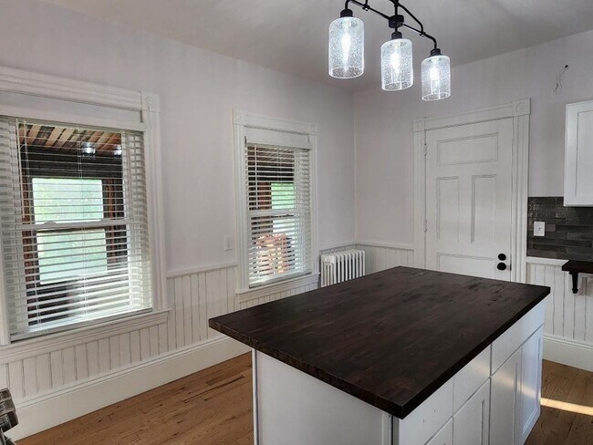 Foto del edificio - 105 E Main St