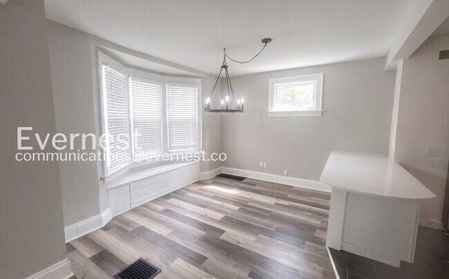 Building Photo - 2 Bed/1.5 Bath Home with Garage Detached / Pet-Friendly / Available Now!