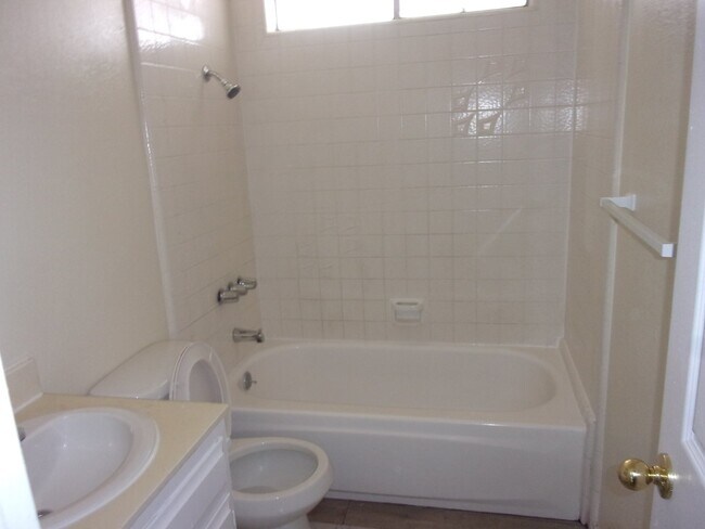 Building Photo - 2 Bedroom 1 Bath Home