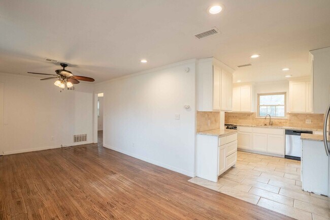 Foto del edificio - Beautiful Renovated 4 bedroom Home!!