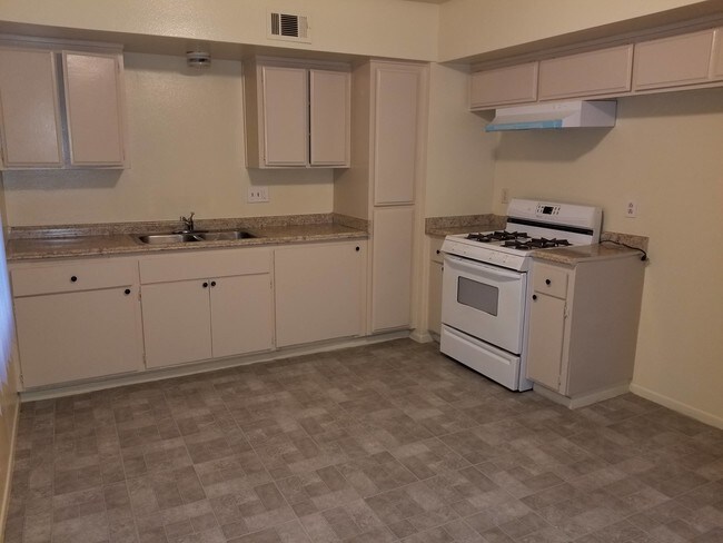 Building Photo - 8148 Hill Dr