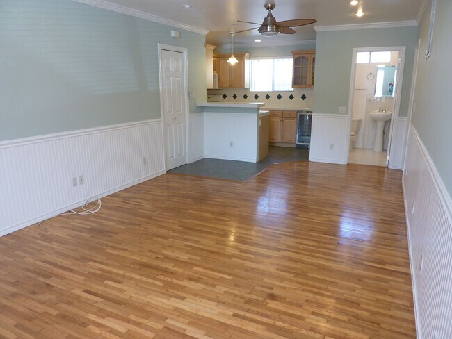 Building Photo - 4545 Vineland Ave