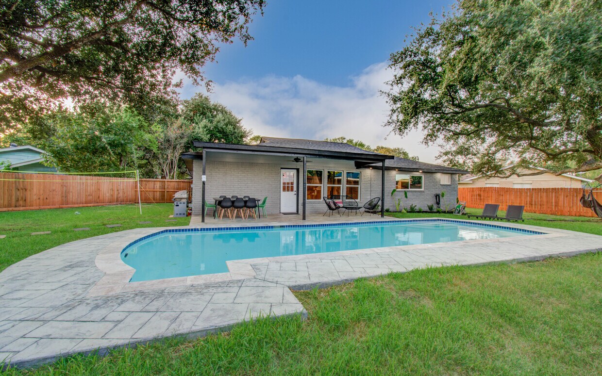 Primary Photo - 17155 Barcelona Dr