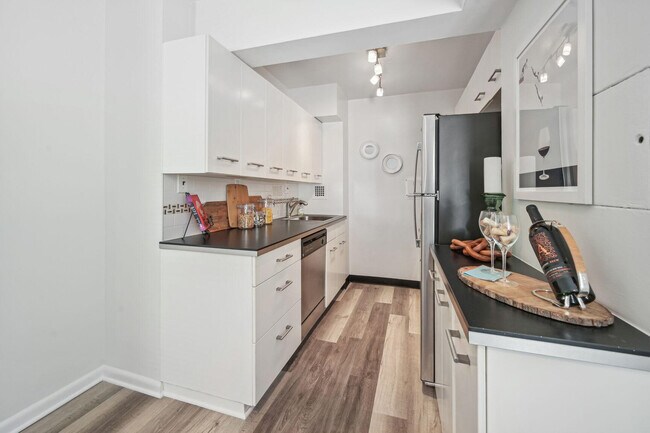 Building Photo - 522 21st St NW