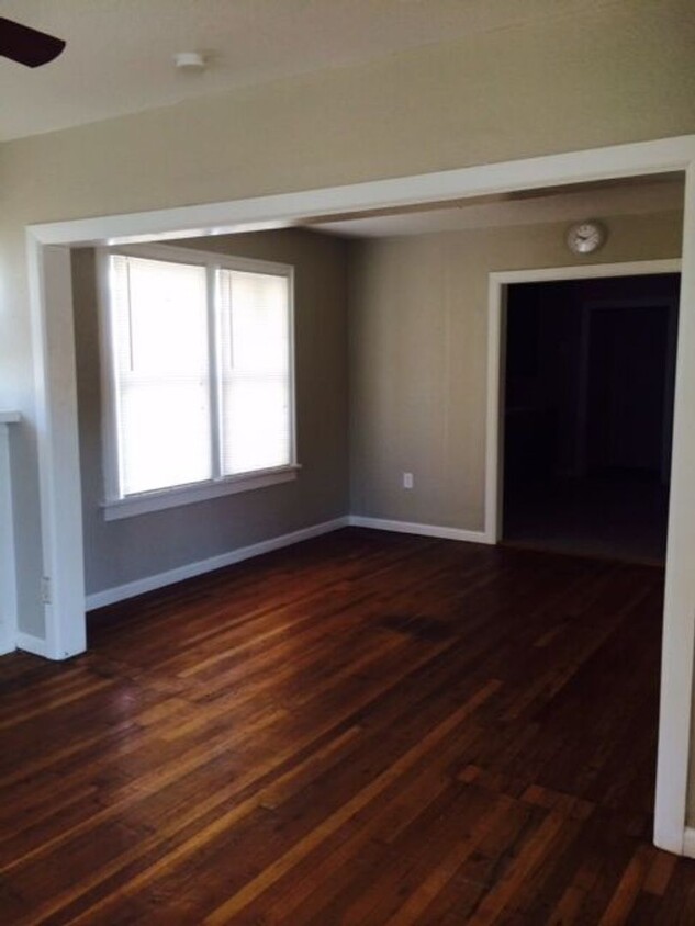 Building Photo - 2 bedroom 2 bath completely updated!