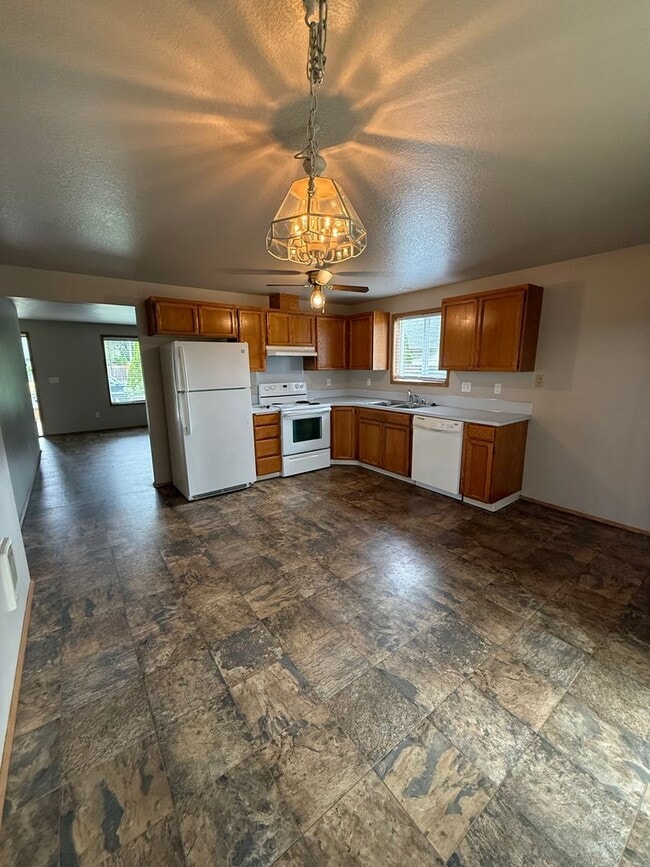 Building Photo - Woodland Ranch 3Bd/2Ba Home with Large Fully Fenced Yard - Easy Access to I-5