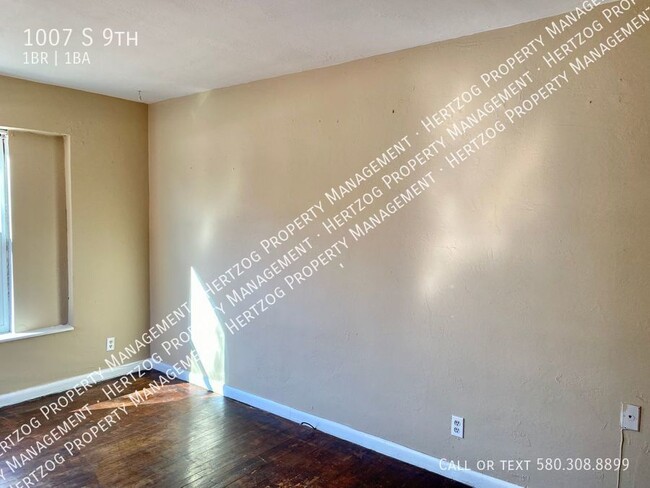 Building Photo - Freshly updated 1 bedroom 1 bathroom duplex!