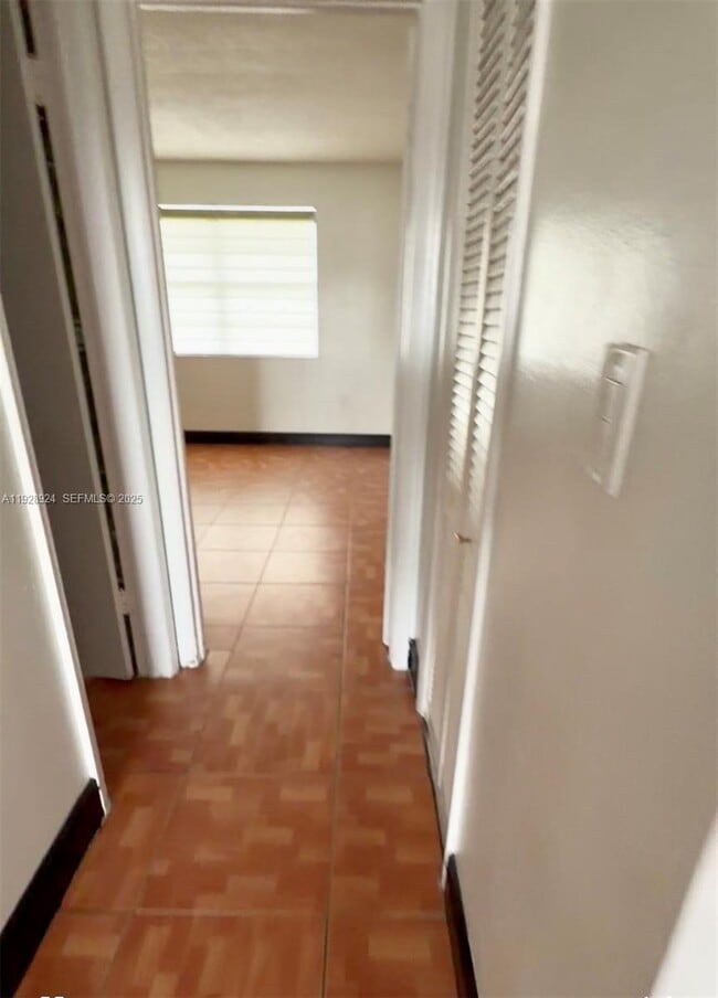 Foto del edificio - 301 NW 177th St