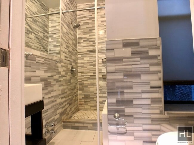 Building Photo - NO FEE One Bed in Murray Hill! Won't Stay ...
