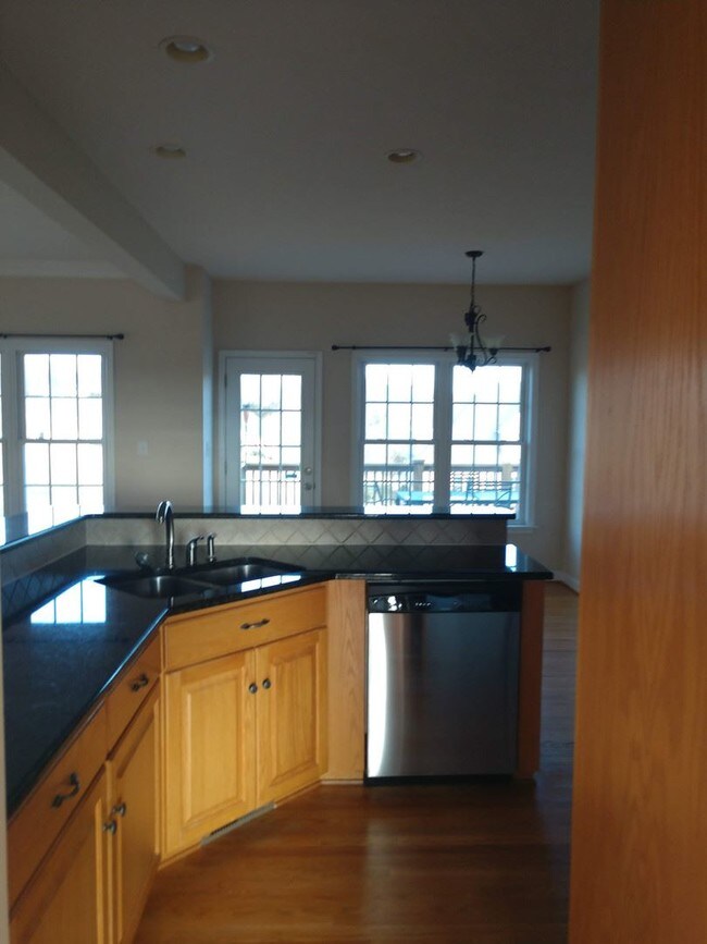 Building Photo - 4 br, 3.5 bath House - 1184 Farmington Drive