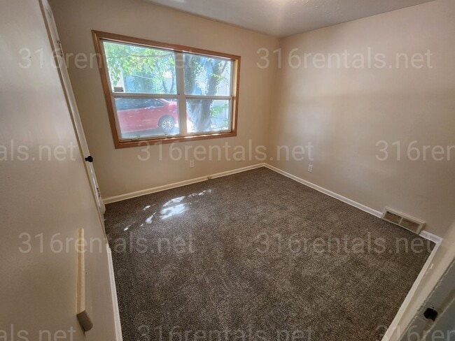 Building Photo - $1075 - 3 bedroom / 1 bathroom - Single Fa...