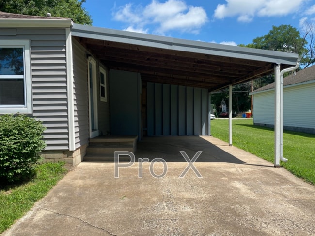 Building Photo - 902 N Grand St