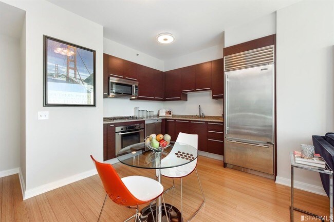 Building Photo - 425 1st St