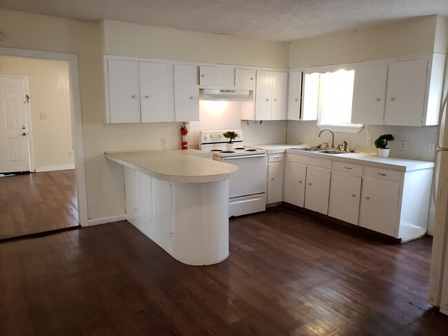 large kitchen - 410 E Verbina St