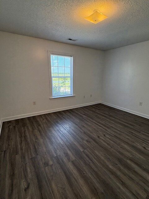 Foto del edificio - 4676 Weyerhaeuser Rd