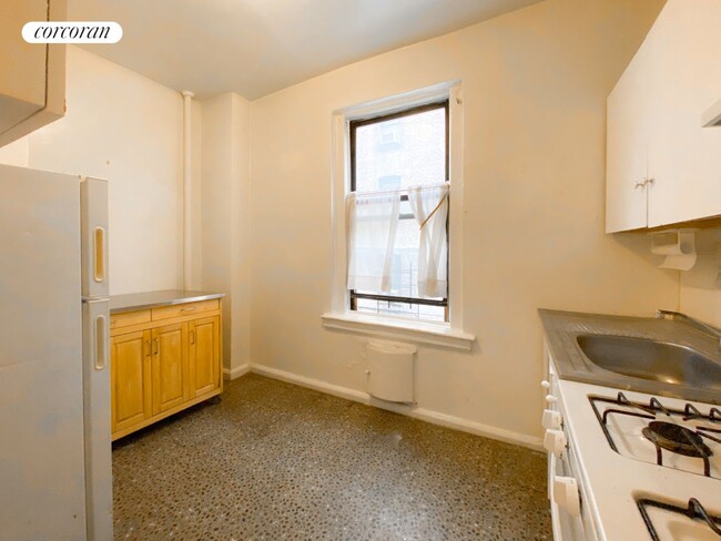 Building Photo - 665 W 160th St