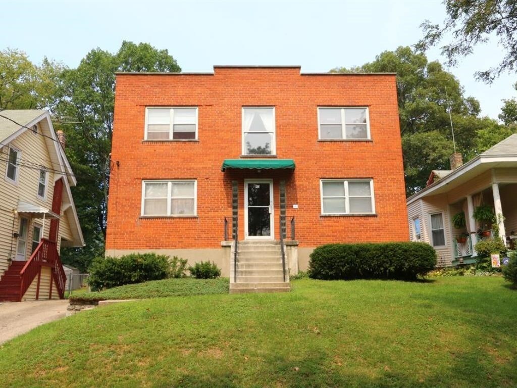 Primary Photo - 82 Hillsdale St